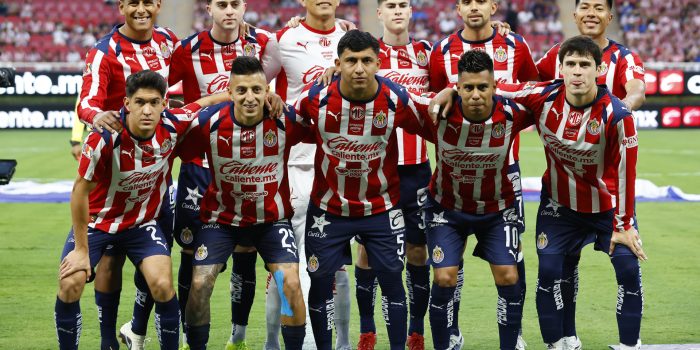 Jugadores de Guadalajara forman previo a un partido en el Estadio Akron, en Guadalajara, Jalisco (México). Fotografía de archivo. EFE/ Francisco Guasco