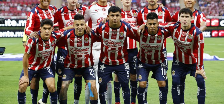 Jugadores de Guadalajara forman previo a un partido en el Estadio Akron, en Guadalajara, Jalisco (México). Fotografía de archivo. EFE/ Francisco Guasco