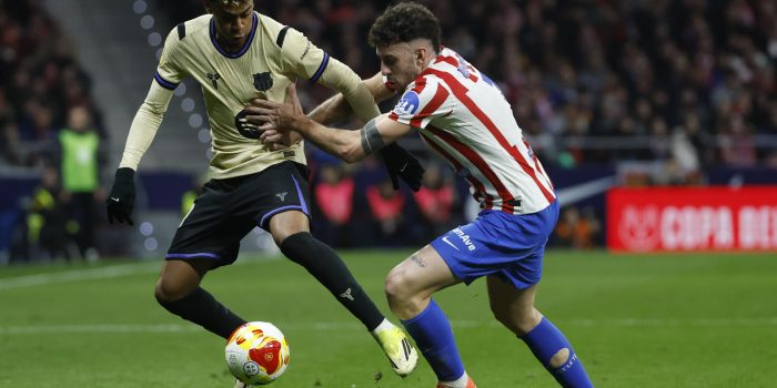 El delantero del FC Barcelona Lamine Yamal (i) pugna con Matteo Ruggeri, del Atlético de Madrid, durante el partido de ida de la semifinales de la Copa del Rey. EFE/Juanjo Martín