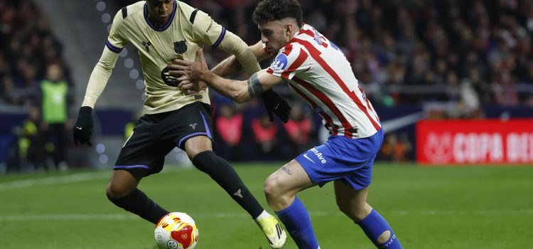 El delantero del FC Barcelona Lamine Yamal (i) pugna con Matteo Ruggeri, del Atlético de Madrid, durante el partido de ida de la semifinales de la Copa del Rey. EFE/Juanjo Martín