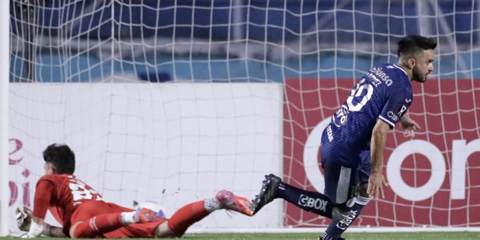 Rodrigo Gómez (d) celebra el gol para Motagua en el partido de cuartos de final de la Copa Centroamericana contra Alajuelense en Tegucigalpa. EFE/ STR