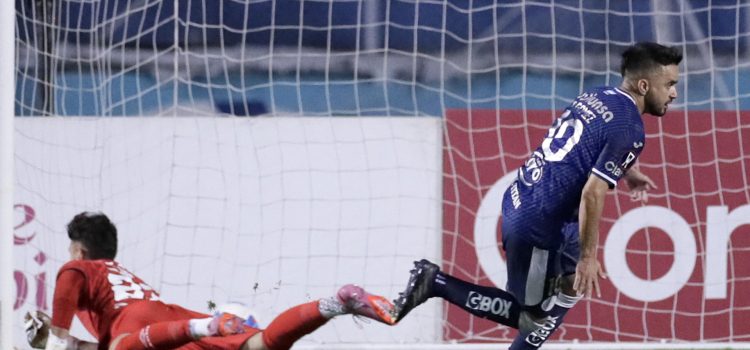 Rodrigo Gómez (d) celebra el gol para Motagua en el partido de cuartos de final de la Copa Centroamericana contra Alajuelense en Tegucigalpa. EFE/ STR