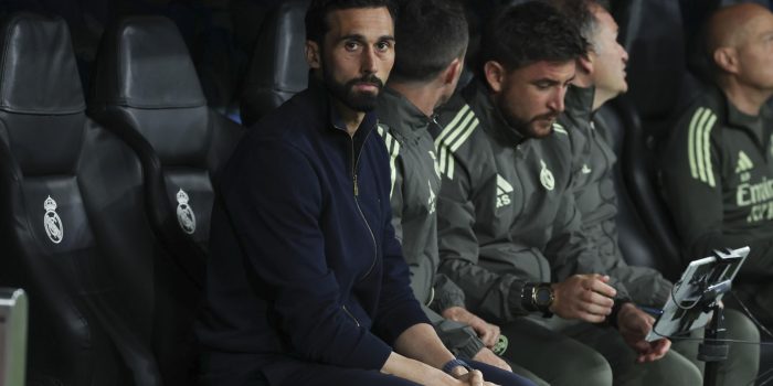 El técnico del Real Madrid, Álvaro Arbeloa, antes del inicio del encuentro correspondiente a la ida de los cuartos de final de la Liga de Campeones que disputaron Real Madrid y Bayern Munich en el estadio Santiago Bernabéu, en Madrid. EFE/ Kiko Huesca