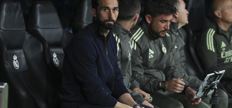El técnico del Real Madrid, Álvaro Arbeloa, antes del inicio del encuentro correspondiente a la ida de los cuartos de final de la Liga de Campeones que disputaron Real Madrid y Bayern Munich en el estadio Santiago Bernabéu, en Madrid. EFE/ Kiko Huesca