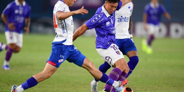 Federico Bais (i), de Nacional, disputa un balón con Aldrix Jara, de Concepción, en un partido de la Serie Río de La Plata entre Nacional y Deportes Cocepción en el estadio Gran Parque Central en Montevideo (Uruguay). EFE/STR