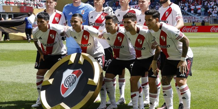 Jugadores de River Plate posan en la previa a un partido del Mundial de Clubes de la FIFA. EFE/JOHN G. MABANGLO