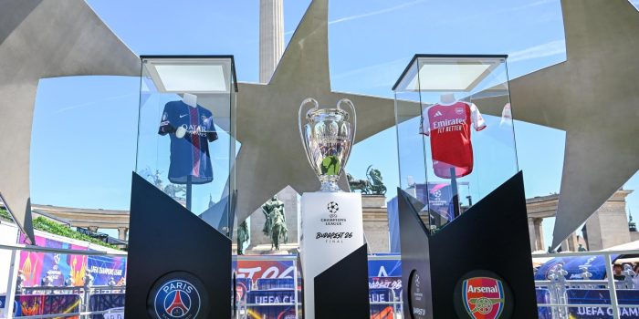 El trofeo de la Liga de Campeones expuesto entre las camisetas del Arsenal y del Paris Saint-Germain en la Fan Zone en Budapest este jueves. EFE/EPA/Tibor Illyes HUNGARY OUT
