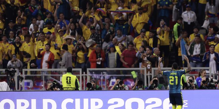 Jaminton Campaz (i) de Colombia celebra un gol con la tribuna este miércoles, en un partido del grupo K del Mundial de la FIFA 2026 entre Uzbekistán y Colombia, en el estadio Azteca en Ciudad de México (México). EFE/ José Méndez