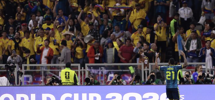 Jaminton Campaz (i) de Colombia celebra un gol con la tribuna este miércoles, en un partido del grupo K del Mundial de la FIFA 2026 entre Uzbekistán y Colombia, en el estadio Azteca en Ciudad de México (México). EFE/ José Méndez