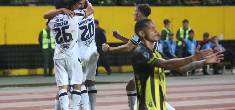Jugadores de Central Córdoba celebran tras un gol este martes, durante un partido de la fase de grupos de la Copa Libertadores. EFE/ Mario Caicedo
