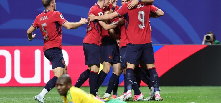 Un gol del centrocampista Michal Sadilek a los seis minutos permite a la República Checa ganar al descanso (1-0) a Sudáfrica, en el partido correspondiente a la segunda jornada del Grupo A que se disputa en el Estadio Atlanta.
. EFE/EPA/RONALD WITTEK