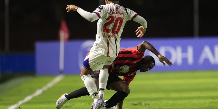 Jeslan Caicedo (atrás) de Sporting San Miguelito, disputa el balón con José Murillo, de Plaza Amador, este miércoles, en el partido de ida de la repesca de la Copa Centroamericana jugado en el estadio Universitario, de Ciudad de Panamá. EFE/ Bienvenido Velasco