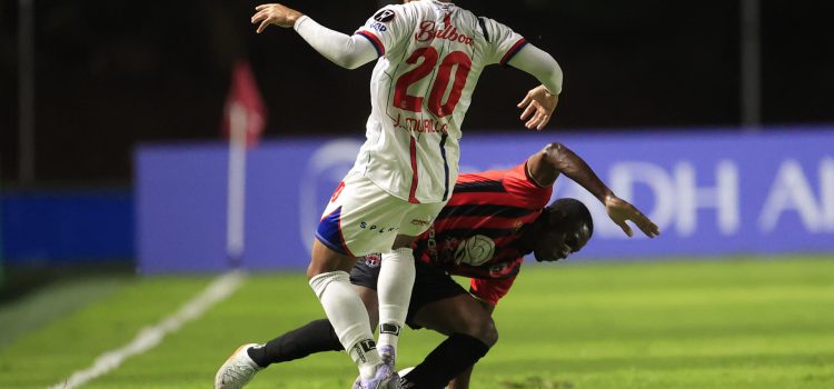Jeslan Caicedo (atrás) de Sporting San Miguelito, disputa el balón con José Murillo, de Plaza Amador, este miércoles, en el partido de ida de la repesca de la Copa Centroamericana jugado en el estadio Universitario, de Ciudad de Panamá. EFE/ Bienvenido Velasco
