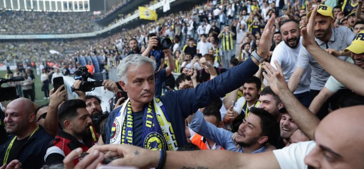 José Mourinho (C) aclamado por los aficionados mientras es presentado como nuevo entrenador del Fenerbahce. EFE/EPA/ERDEM SAHÍN