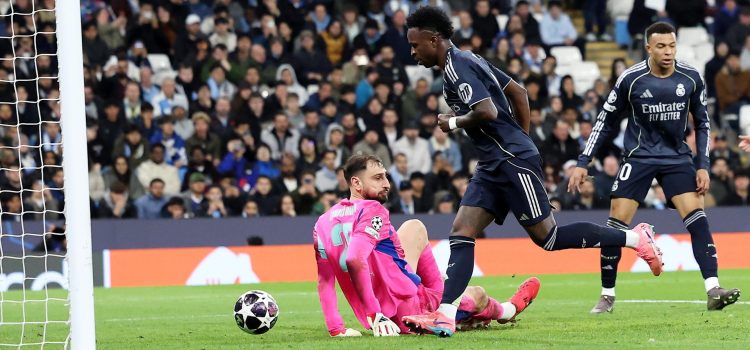 Vinícius Júnior (der.) del Real Madrid marca un gol que fue anulado por fuera de juego durante el partido de vuelta de los octavos de final de la Liga de Campeones entre el Manchester City y el Real Madrid en Mánchester, Reino Unido. EFE/EPA/ADAM VAUGHAN