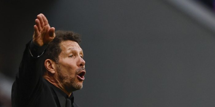 El entrenador del Atlético de Madrid, el argentino Diego Simeone, durante el partido de LaLiga entre el Atlético de Madrid y el Celta, este sábado en el estadio Metropolitano. EFE/ Sergio Pérez