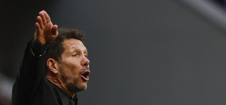 El entrenador del Atlético de Madrid, el argentino Diego Simeone, durante el partido de LaLiga entre el Atlético de Madrid y el Celta, este sábado en el estadio Metropolitano. EFE/ Sergio Pérez