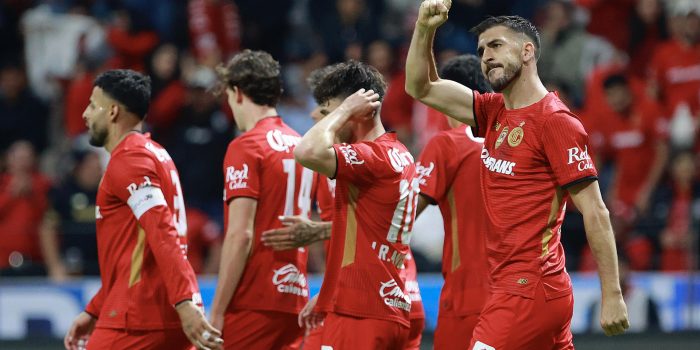 Joao Dias (d) de Toluca celebra un gol durante un partido de la Liga MX. Imagen de archivo. EFE/Felipe Gutiérrez