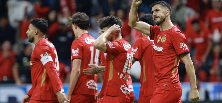 Joao Dias (d) de Toluca celebra un gol durante un partido de la Liga MX. Imagen de archivo. EFE/Felipe Gutiérrez