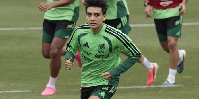 El jugador de la selección de México Gilberto Mora participa en un entrenamiento en el Centro de Alto Rendimiento de la Federación Mexicana de Fútbol en Ciudad de México. EFE/ José Méndez