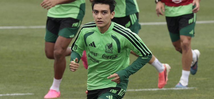 El jugador de la selección de México Gilberto Mora participa en un entrenamiento en el Centro de Alto Rendimiento de la Federación Mexicana de Fútbol en Ciudad de México. EFE/ José Méndez