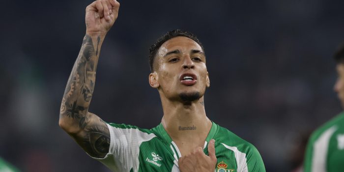 El delantero brasileño del Betis Antony celebra tras anotar el 2-0 durante el cuarto partido de la primera fase de la Liga Europa disputado este jueves entre el Real Betis y el Olympique Lyon en La Cartuja de Sevilla. EFE/Julio Muñoz