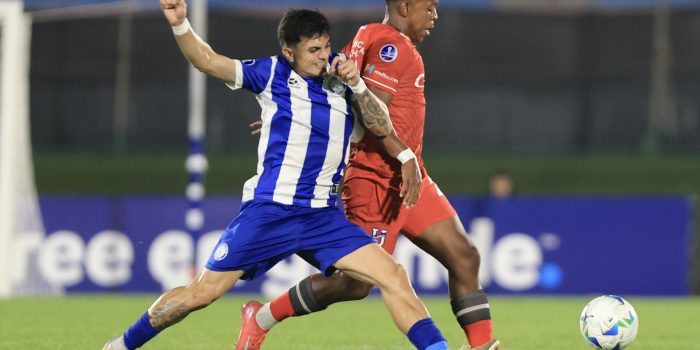 Julián Contrera (i) de Cerro disputa un balón con Alex Rodríguez de Católica en un partido de la fase de grupos de la Copa Sudamericana . EFE/ Gastón Britos