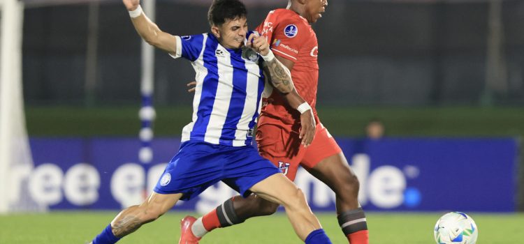 Julián Contrera (i) de Cerro disputa un balón con Alex Rodríguez de Católica en un partido de la fase de grupos de la Copa Sudamericana . EFE/ Gastón Britos