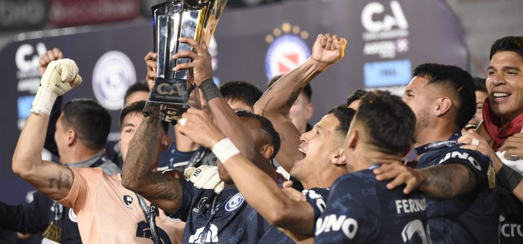 Jugadores de Independiente Rivadavia celebran el título de la Copa Argentina este miércoles tras vencer a Argentinos Juniors en el estadio Presidente Perón, en Córdoba. EFE/ STR