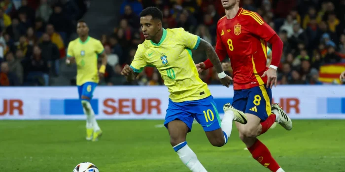 El delantero de la selección brasileña Rodrygo Goes (i) se escapa de Fabián Ruiz, de la selección española, durante el partido amistoso que las selecciones nacionales de fútbol de España y Brasil disputan hoy martes en el estadio Santiago Bernabéu, en Madrid. EFE/Mariscal