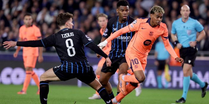 Lamine Yamal durante el partido de la cuarta jornada de la UEFA Champions League que han jugado Club Brugge KV y FC Barcelona,en Brujas. EFE/EPA/OLIVIER MATTHYS