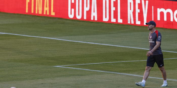 Simeone, durante el entrenamiento de este viernes en Sevilla. EFE / Julio Muñoz.