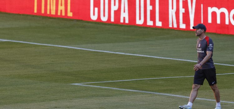 Simeone, durante el entrenamiento de este viernes en Sevilla. EFE / Julio Muñoz.