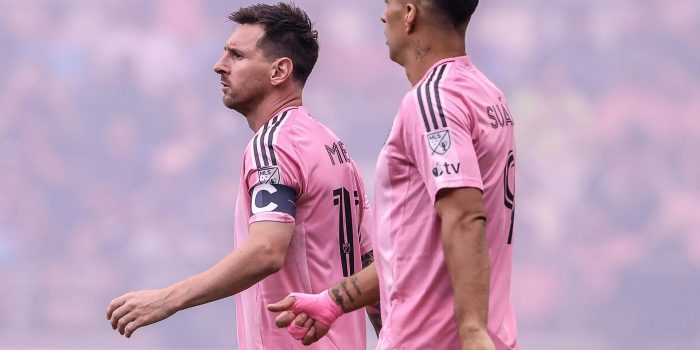Fotografía de archivo de Lionel Messi (i), del Inter Miami, junto a su compañero Luis Suárez. EFE/EPA/CRISTOBAL HERRERA-ULASHKEVICH