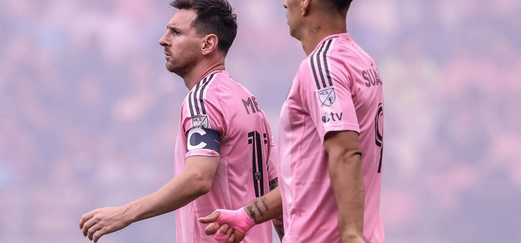 Fotografía de archivo de Lionel Messi (i), del Inter Miami, junto a su compañero Luis Suárez. EFE/EPA/CRISTOBAL HERRERA-ULASHKEVICH