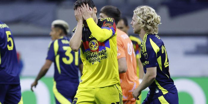 Raphael Veiga (i) de América reacciona este martes, en eln partido por los cuartos de final de la Copa de Campeones de la Concacaf entre América y Nashville en el estadio Banorte en Ciudad de México (México). EFE/Sáshenka Gutiérrez