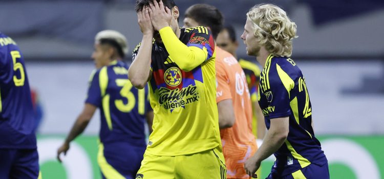 Raphael Veiga (i) de América reacciona este martes, en eln partido por los cuartos de final de la Copa de Campeones de la Concacaf entre América y Nashville en el estadio Banorte en Ciudad de México (México). EFE/Sáshenka Gutiérrez