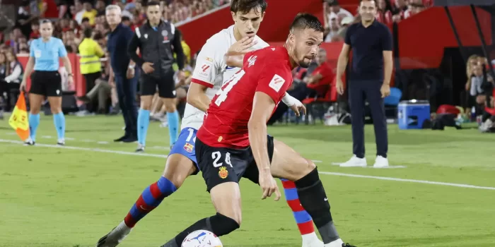 El defensa del RCD Mallorca Martin Valjent (d) lucha con Joao Félix, del FC Barcelona, durante el partido entre ambos equipos correspondiente a la primera vuelta de Liga. EFE/ Cati Cladera