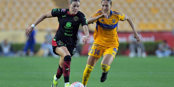 Myra Delgadillo (d) de Tigres disputa el balón con Norma Duarte Palafox de Juárez en un partido de la Liga MX Femenil entre Tigres UANL y FC Juárez, en el Estadio Universitario en San Nicolás de los Garza (México). Imagen de archivo. EFE/ Miguel Sierra