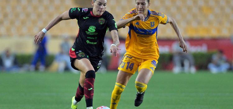 Myra Delgadillo (d) de Tigres disputa el balón con Norma Duarte Palafox de Juárez en un partido de la Liga MX Femenil entre Tigres UANL y FC Juárez, en el Estadio Universitario en San Nicolás de los Garza (México). Imagen de archivo. EFE/ Miguel Sierra