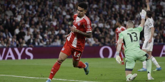 El delantero colombiano del Bayern Munich Luis Díaz celebra tras anotar el primer gol del equipo durante el encuentro correspondiente a la ida de los cuartos de final de la Liga de Campeones que disputaron Real Madrid y Bayern Munich en el estadio Santiago Bernabéu, en Madrid. EFE/Juanjo Martín.
