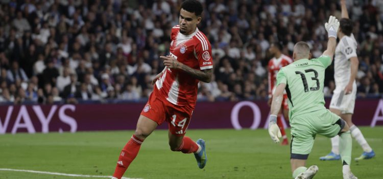 El delantero colombiano del Bayern Munich Luis Díaz celebra tras anotar el primer gol del equipo durante el encuentro correspondiente a la ida de los cuartos de final de la Liga de Campeones que disputaron Real Madrid y Bayern Munich en el estadio Santiago Bernabéu, en Madrid. EFE/Juanjo Martín.