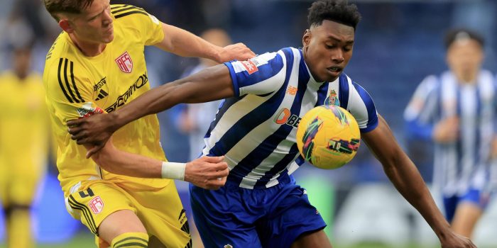 Fotografía de Jose Coelho, en la que puede verse en una imagen de archivo del 15 de marzo de 2025 al futbolista del Oporto Samu Aghehowa (d) durante un partido. EFE