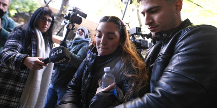 Jana Maradona (c), hija del legendario futbolista argentino Diego Maradona, fue captada, este 19 de mayo, a su llegada al tribunal de San Isidro para declarar en el juicio que investiga la muerte de su padre, en Buenos Aires (Argentina). EFE/Adán González