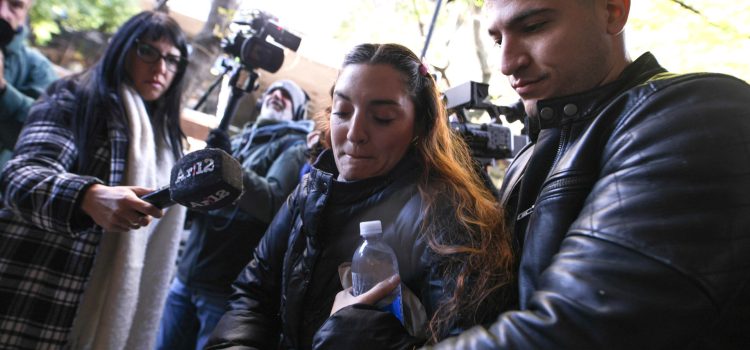 Jana Maradona (c), hija del legendario futbolista argentino Diego Maradona, fue captada, este 19 de mayo, a su llegada al tribunal de San Isidro para declarar en el juicio que investiga la muerte de su padre, en Buenos Aires (Argentina). EFE/Adán González