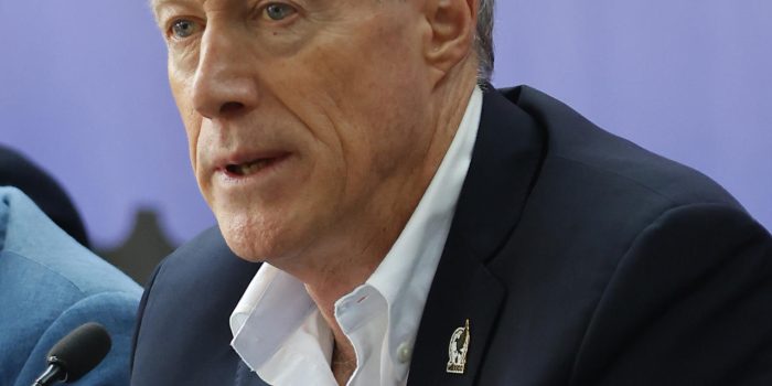 El presidente ejecutivo de la Federación Mexicana de Fútbol (FMF), Ivar Sisniega, habla durante una rueda de prensa este martes, en la ciudad de Guadalajara (México). EFE/ Francisco Guasco