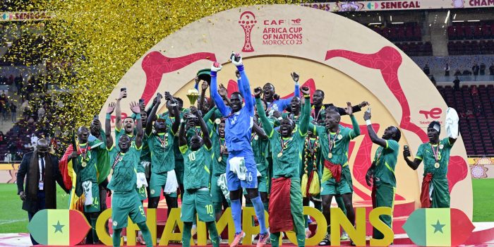 Los jugadores de Senegal levantan el trofeo de la Copa África, tras derrotar a Marruecos en la final disputada el 18 de enero en Rabat. EFE/EPA/JALAL MORCHIDI