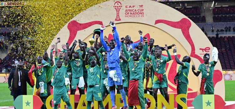 Los jugadores de Senegal levantan el trofeo de la Copa África, tras derrotar a Marruecos en la final disputada el 18 de enero en Rabat. EFE/EPA/JALAL MORCHIDI
