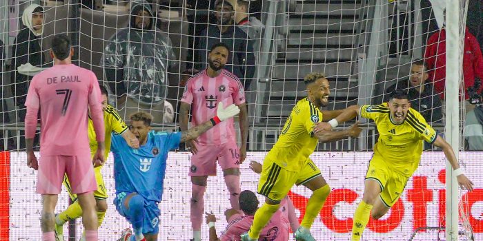 Cristian Espinoza (d), del Nashville, celebra el gol con el que eliminó al Inter Miami de la Copa de Campeones de la Concacaf. EFE/Alberto Boal