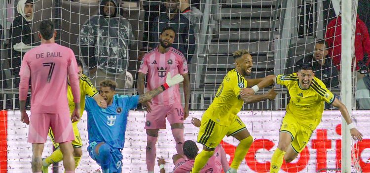 Cristian Espinoza (d), del Nashville, celebra el gol con el que eliminó al Inter Miami de la Copa de Campeones de la Concacaf. EFE/Alberto Boal
